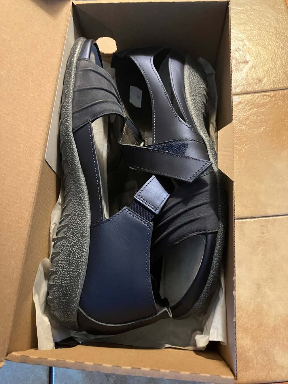 Naot Navy Leather Papaki Sandals (Box Label) women’s size 9 40